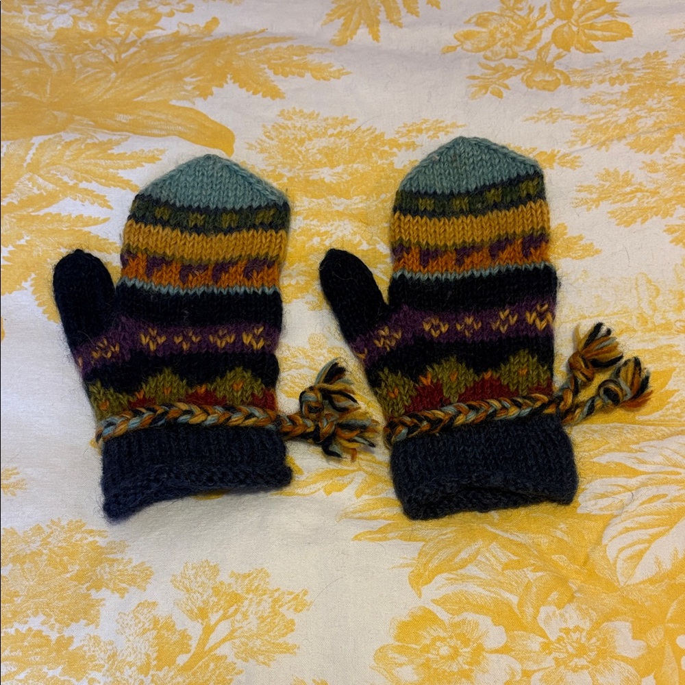 Icelandic Wool Mittens - Picture 2 of 7